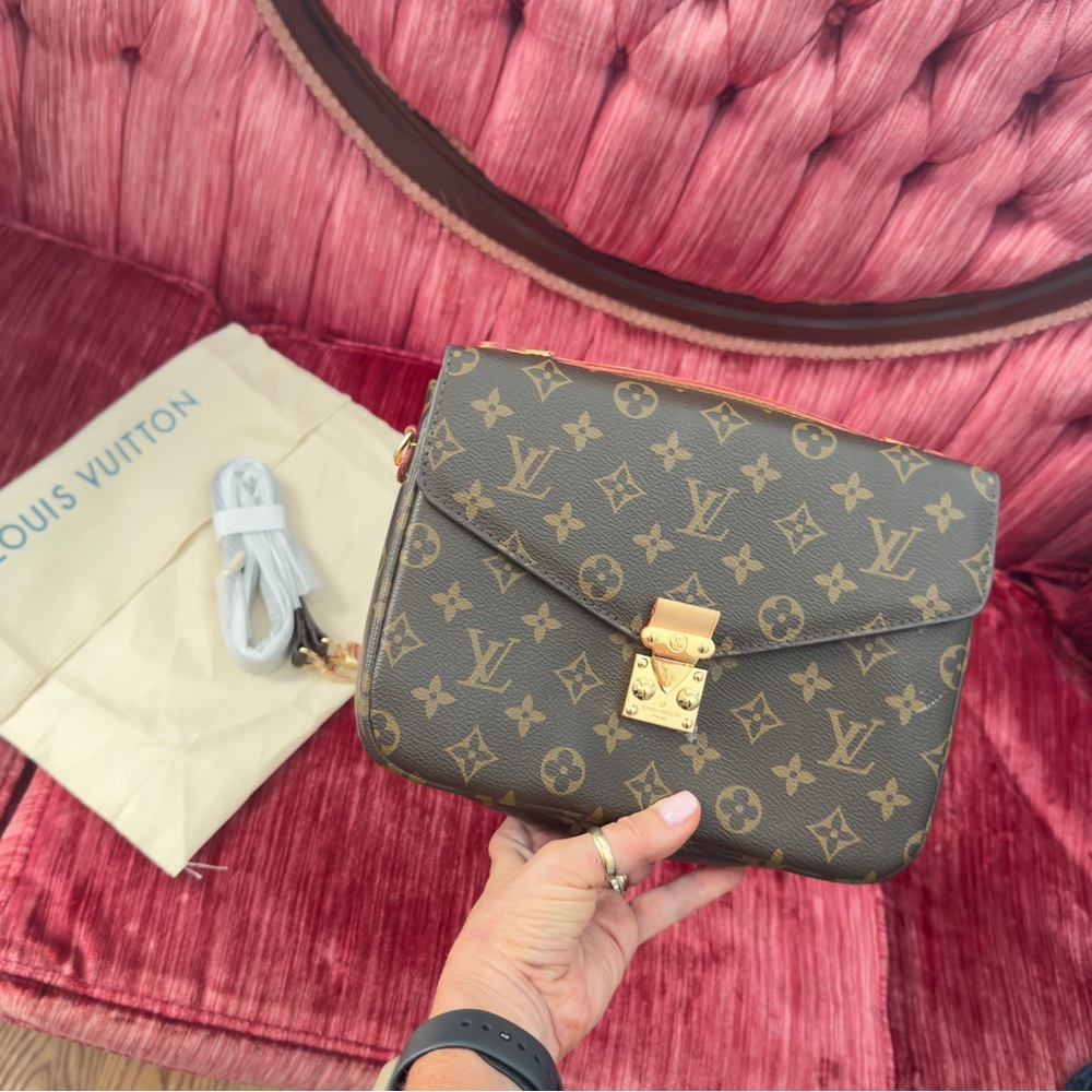 Gift- never used. Brand new, Louis Vuitton Monogram Crossbody Bag